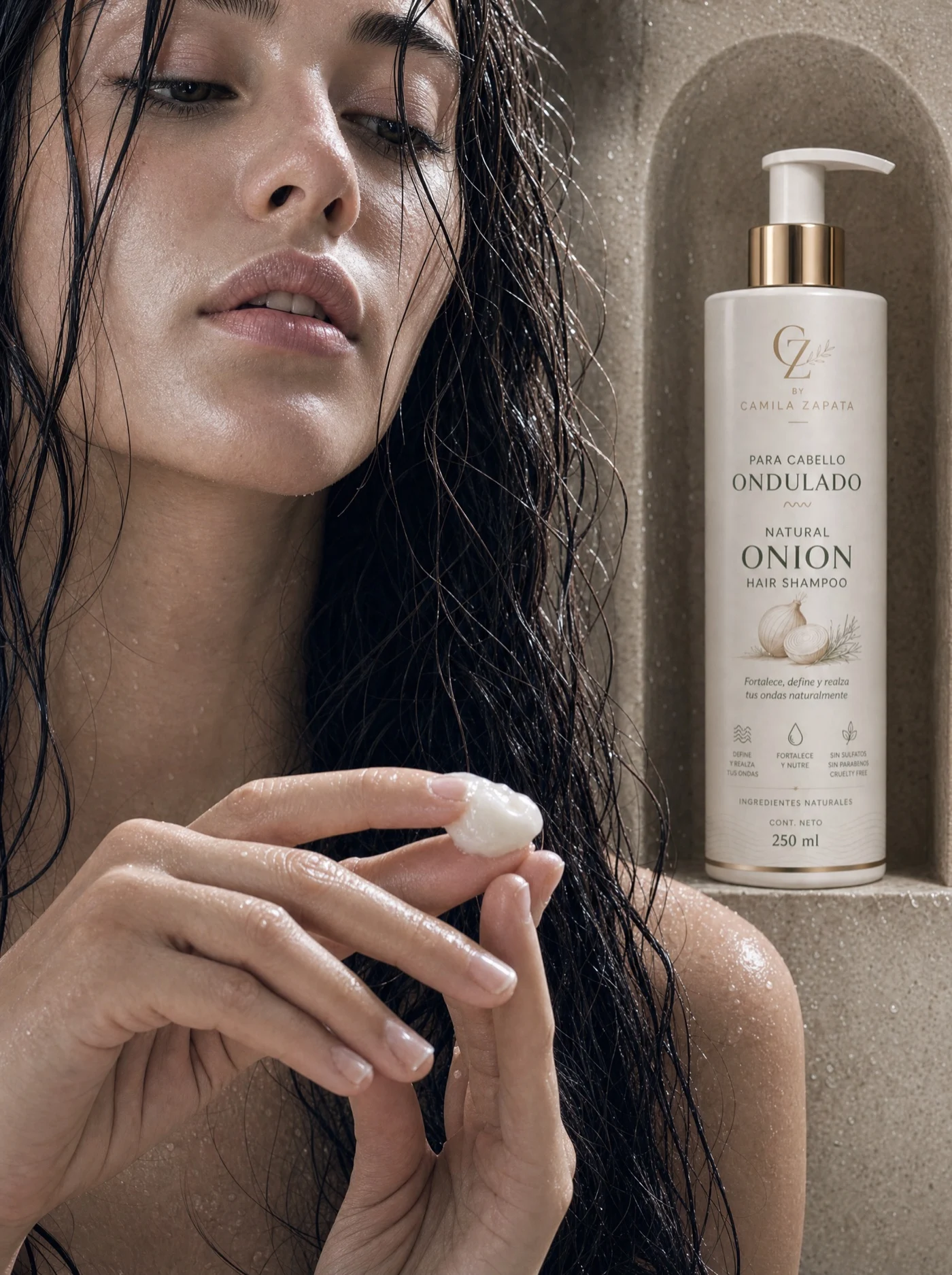 Modelo italiana de piel clara y cabello negro mojado mostrando la textura de Natural Onion sobre sus dedos